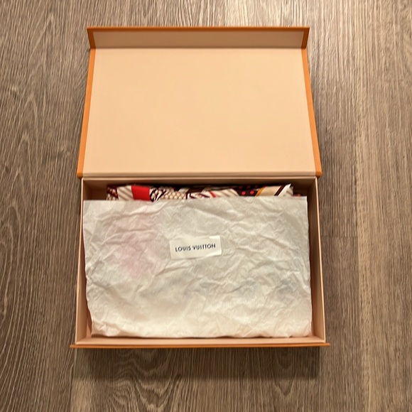 Louis Vuitton silk square - Picture 7 of 9